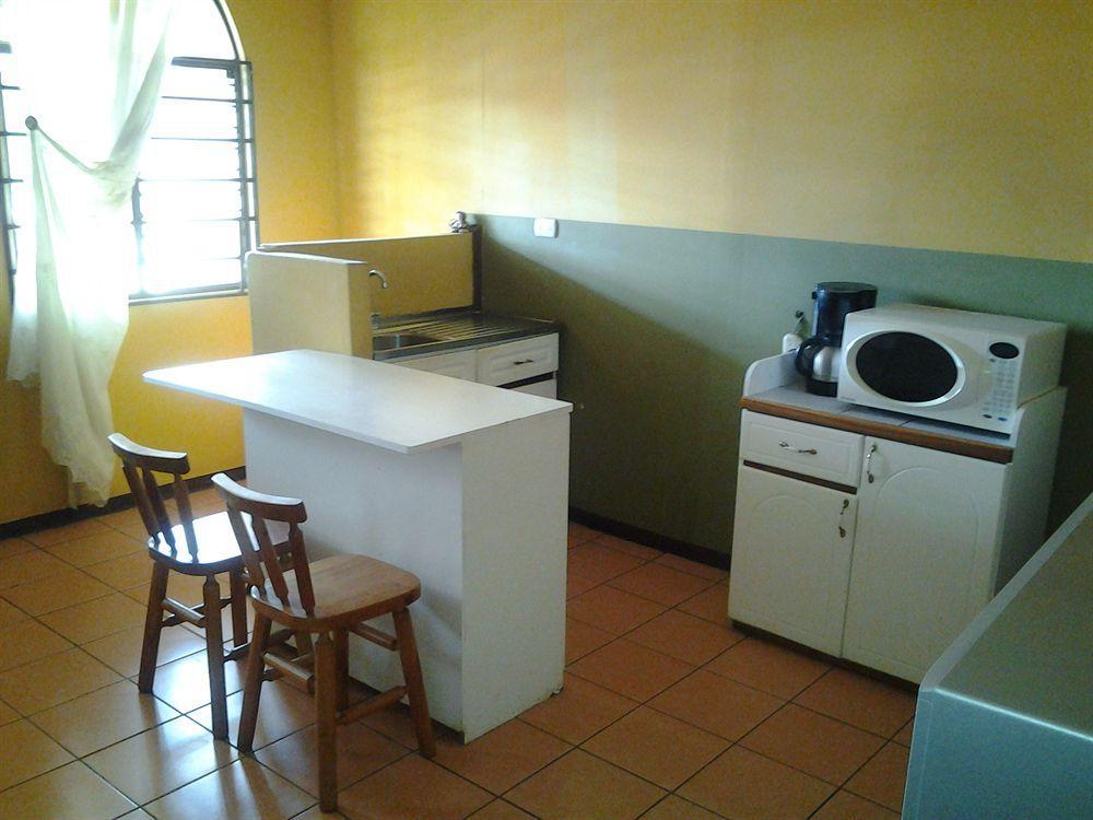 Cabinas Madeleine Puntarenas Exteriör bild