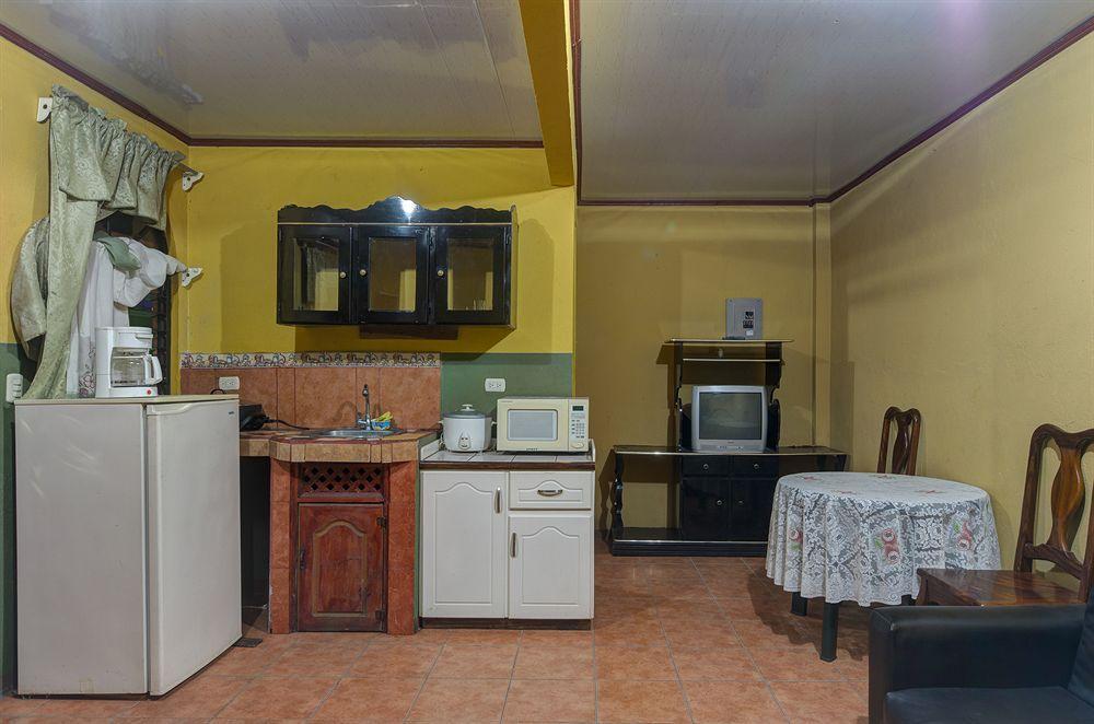 Cabinas Madeleine Puntarenas Exteriör bild