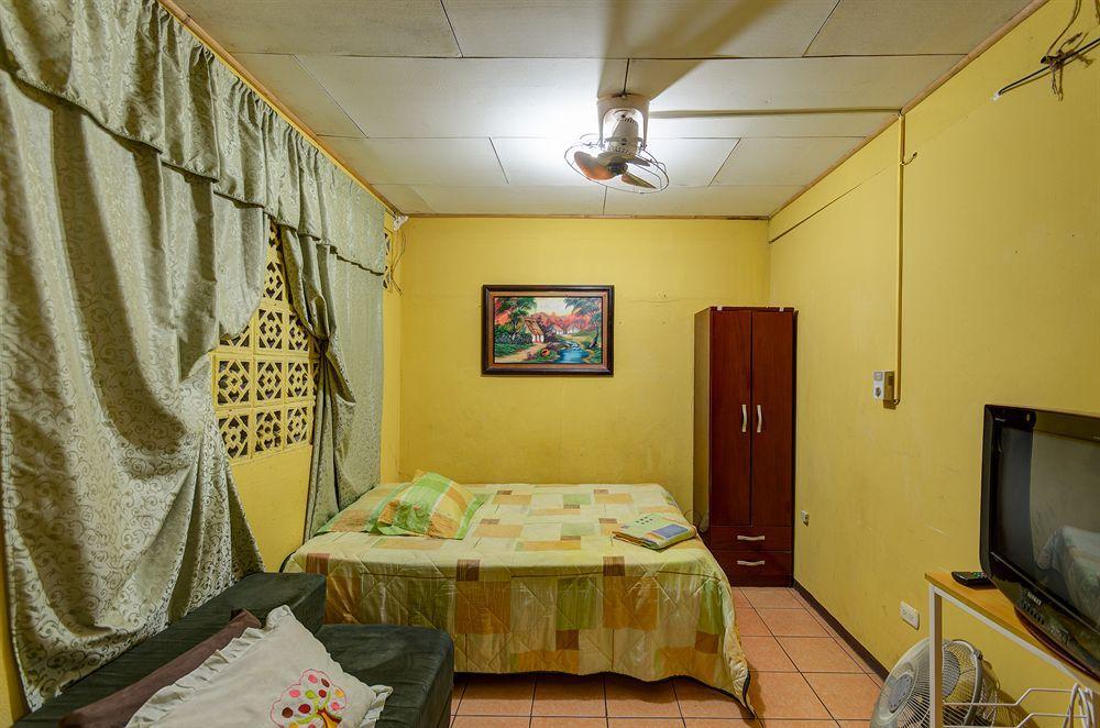 Cabinas Madeleine Puntarenas Exteriör bild