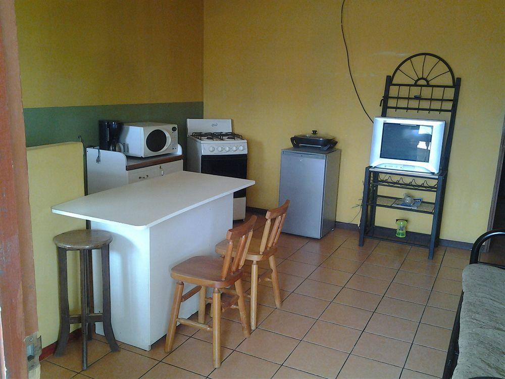 Cabinas Madeleine Puntarenas Exteriör bild
