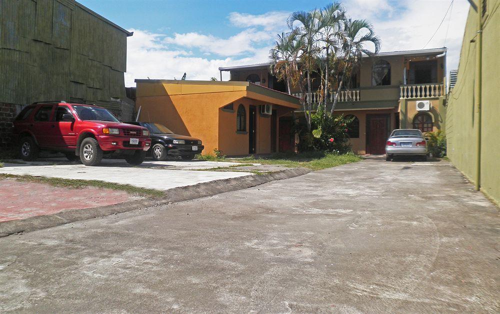 Cabinas Madeleine Puntarenas Exteriör bild