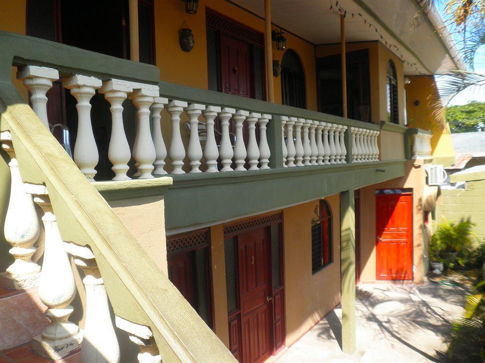 Cabinas Madeleine Puntarenas Exteriör bild