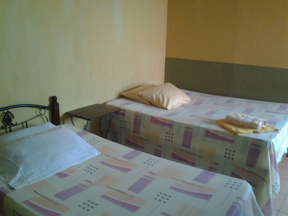 Cabinas Madeleine Puntarenas Exteriör bild