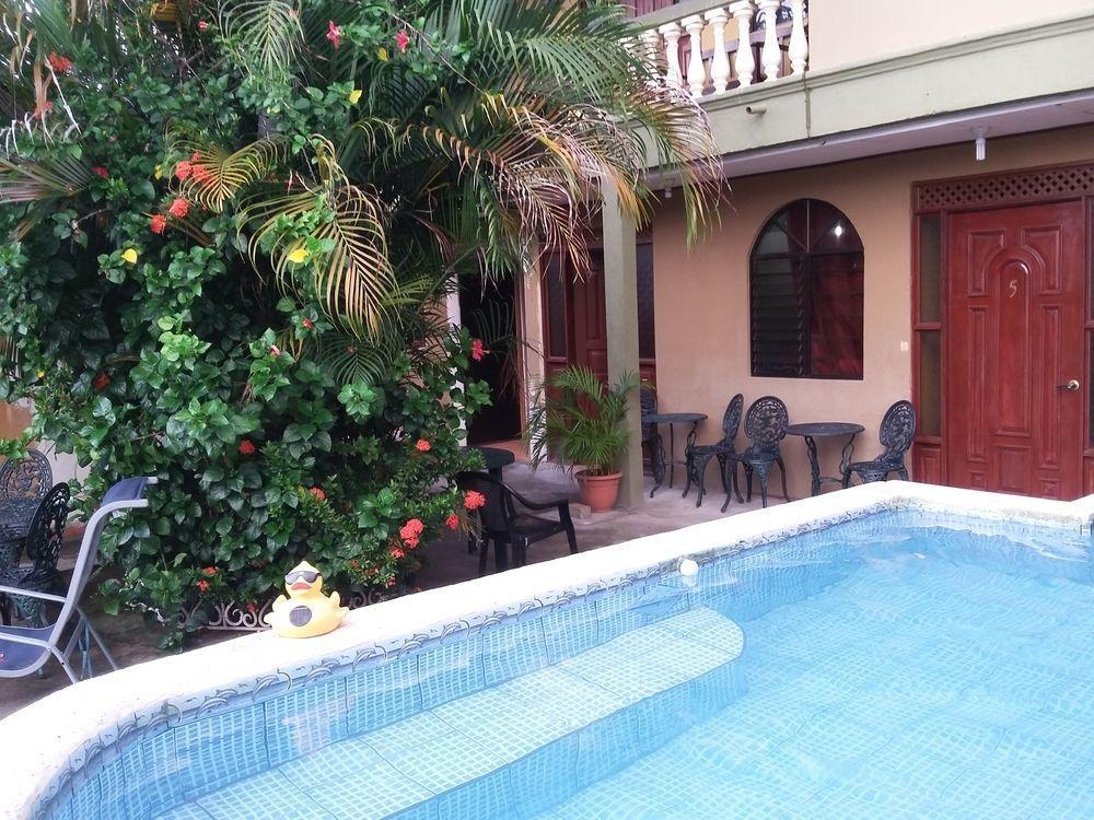 Cabinas Madeleine Puntarenas Exteriör bild