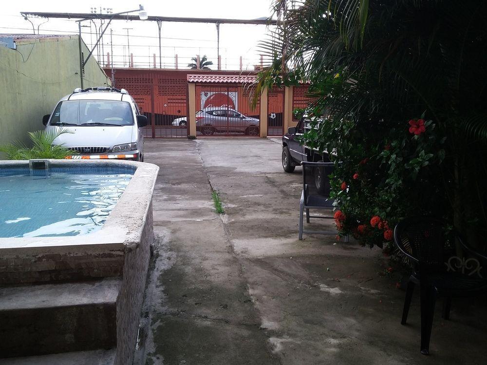 Cabinas Madeleine Puntarenas Exteriör bild
