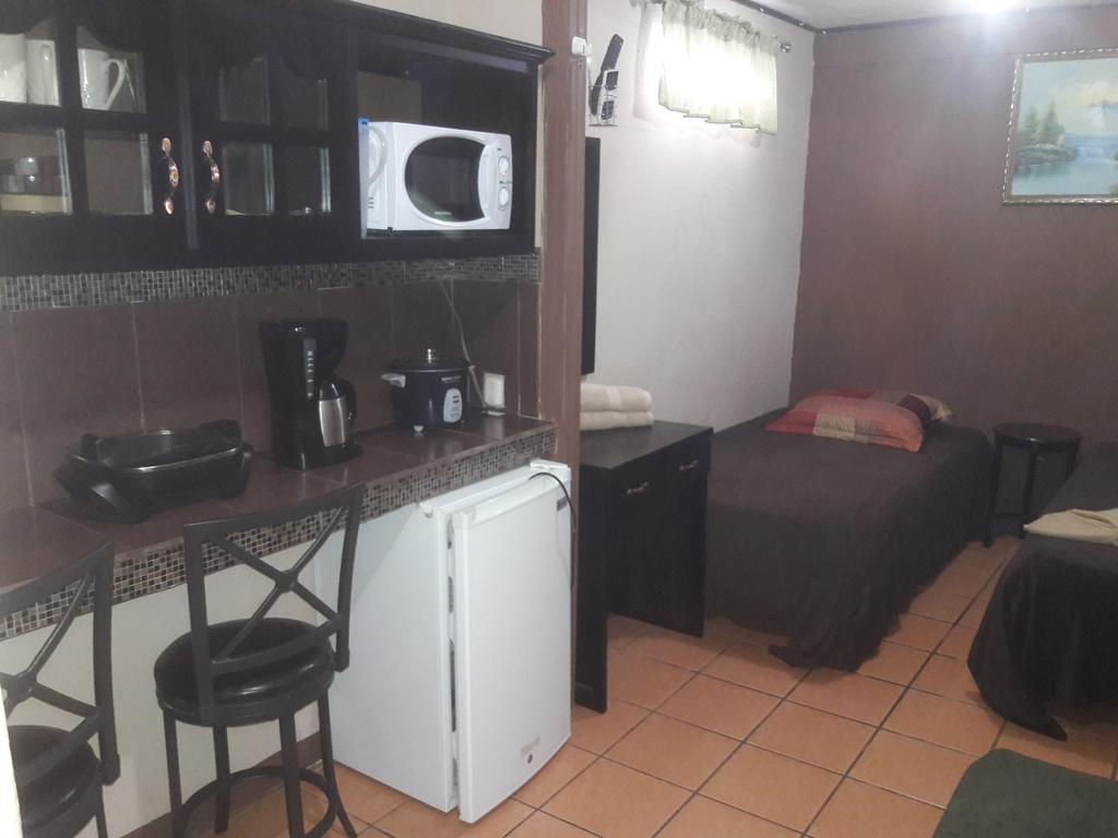 Cabinas Madeleine Puntarenas Exteriör bild