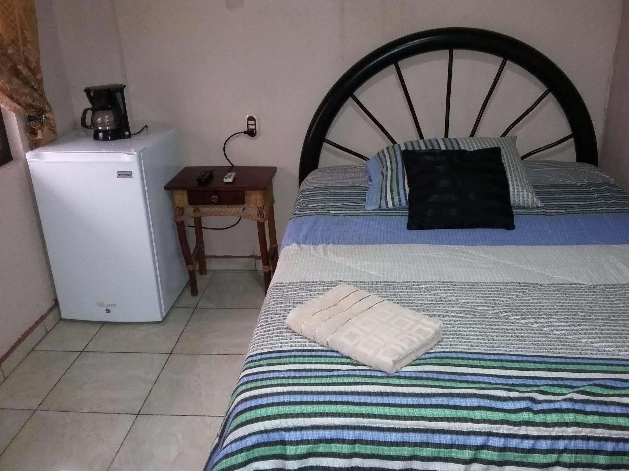 Cabinas Madeleine Puntarenas Exteriör bild