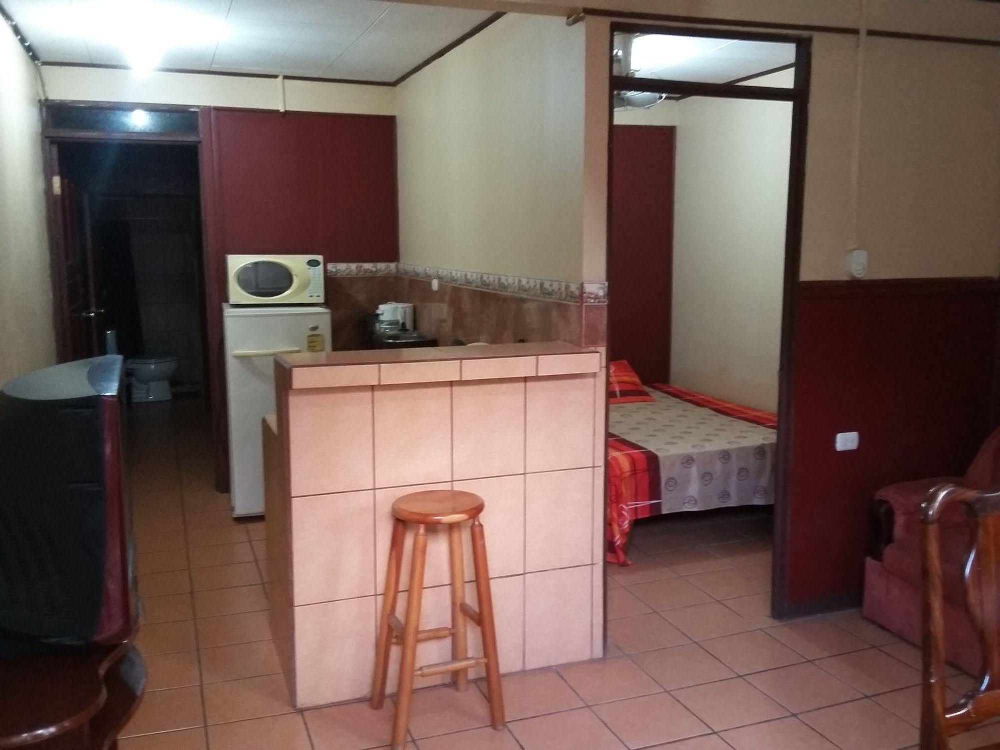 Cabinas Madeleine Puntarenas Exteriör bild