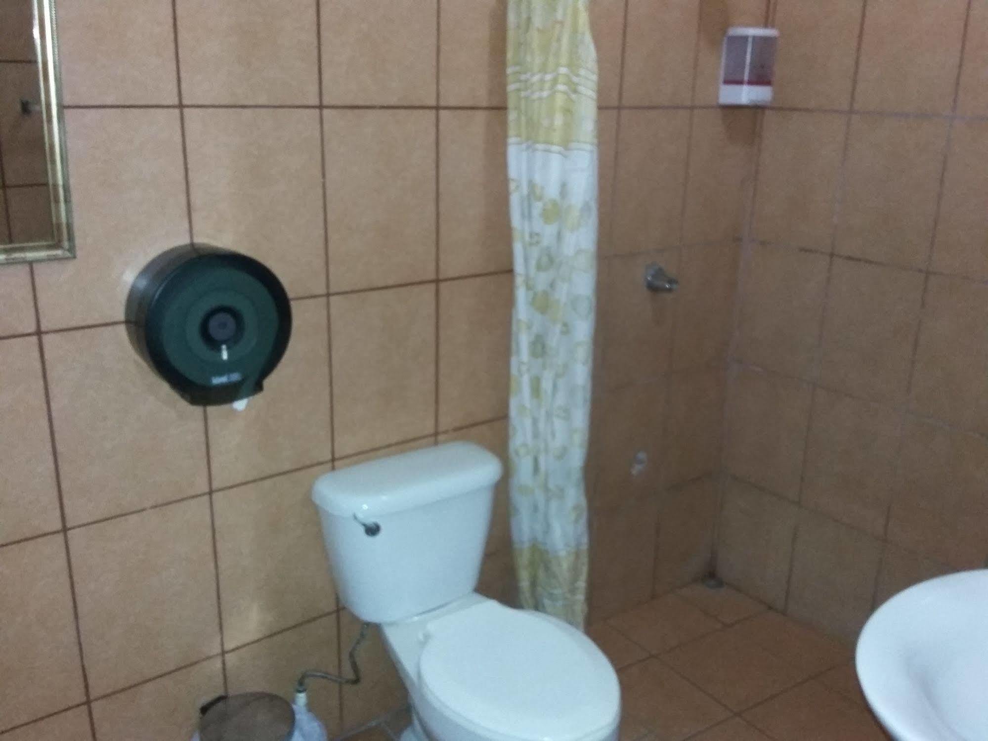 Cabinas Madeleine Puntarenas Exteriör bild