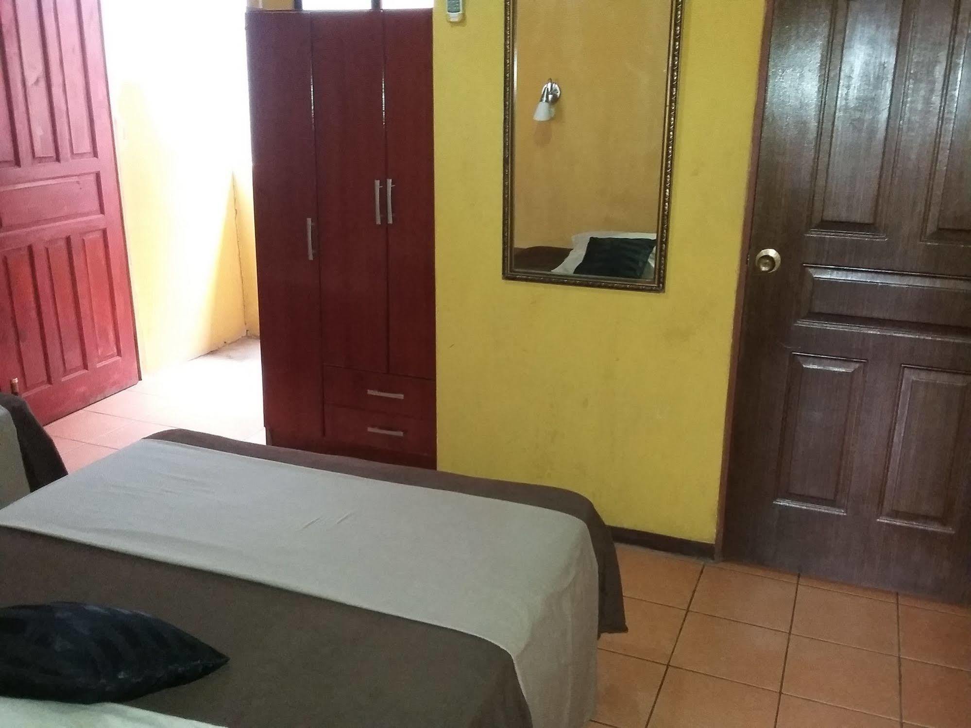 Cabinas Madeleine Puntarenas Exteriör bild