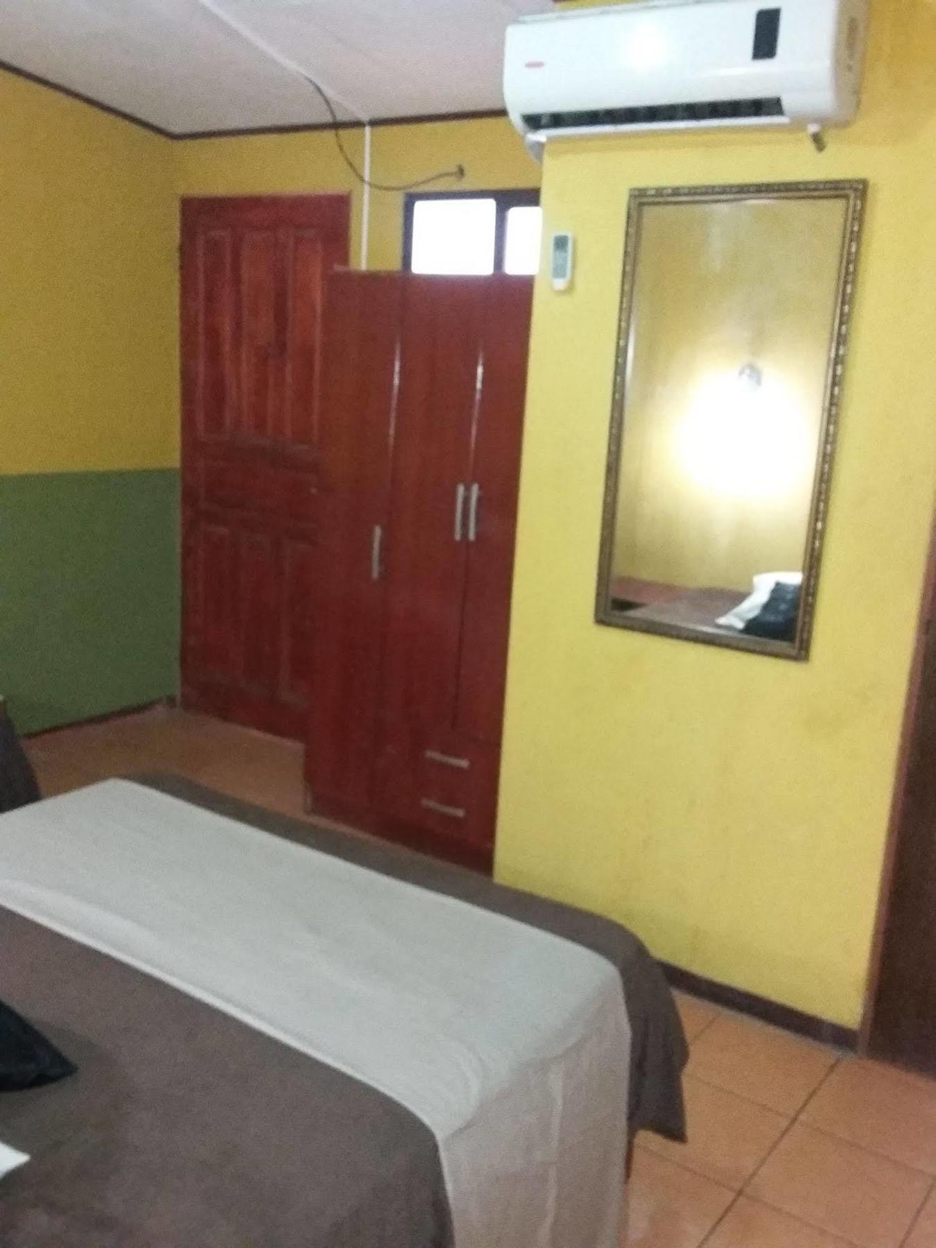 Cabinas Madeleine Puntarenas Exteriör bild