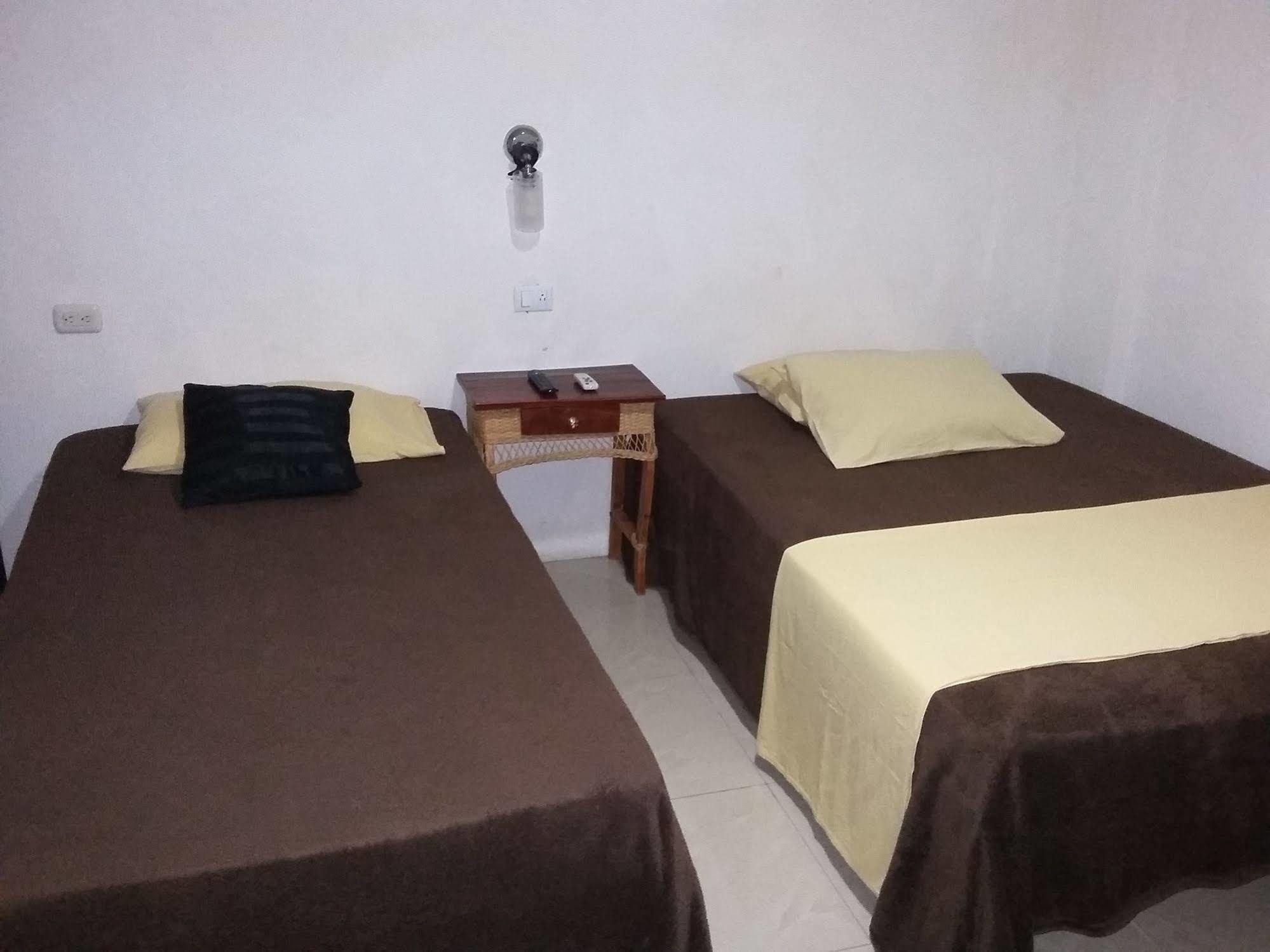Cabinas Madeleine Puntarenas Exteriör bild