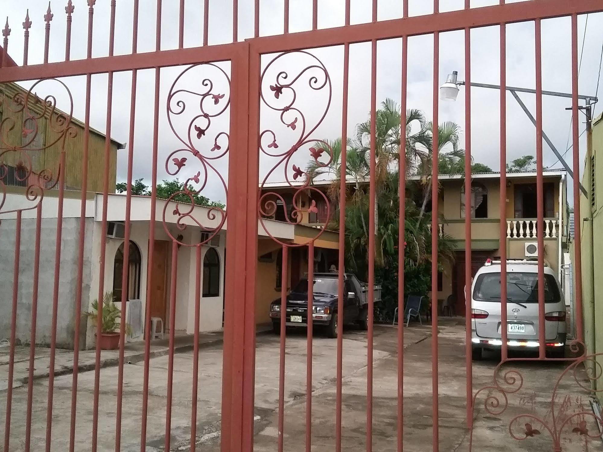 Cabinas Madeleine Puntarenas Exteriör bild